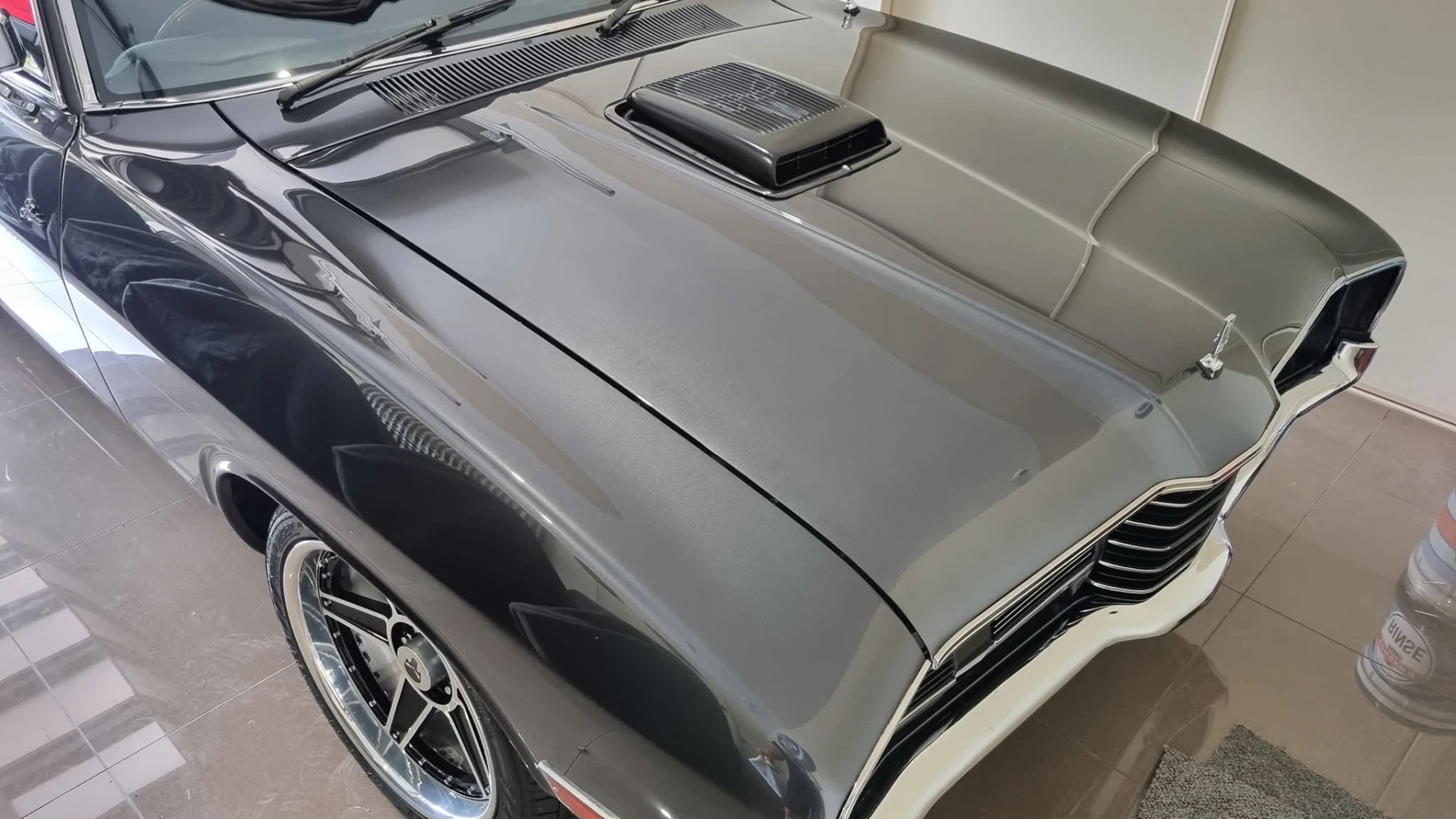 Detailed classic muscle car with a mirror-gloss finish in the Auto Affection Detailing studio